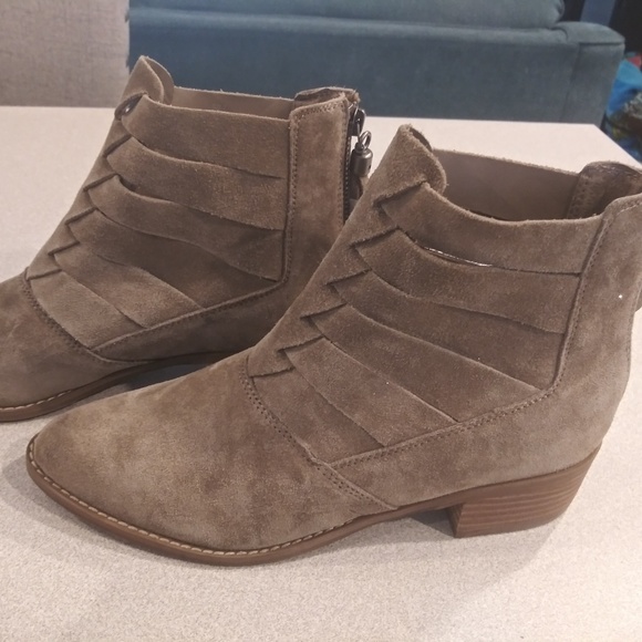NWT Volatile Taupe Suede Ankle Boot Size 7 - Picture 2 of 6